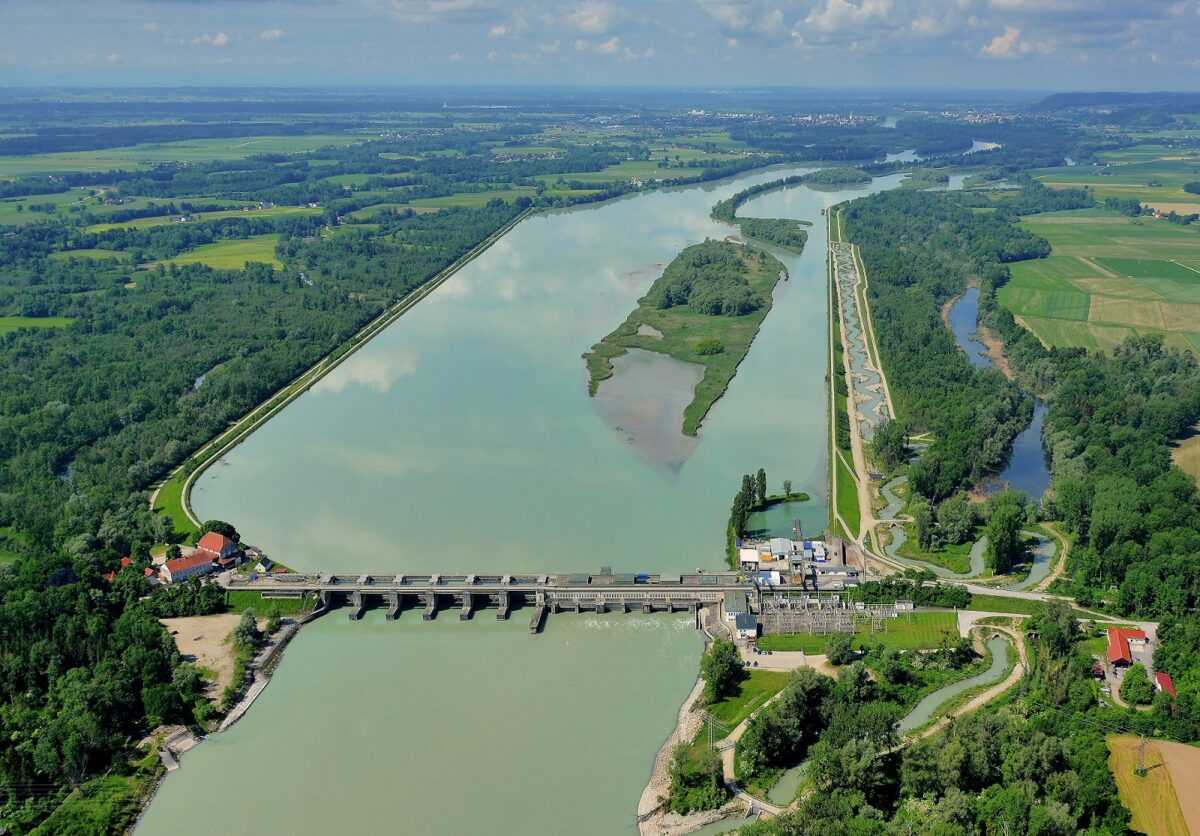 Luftaufnahme eines Flusskraftwerkes am Inn