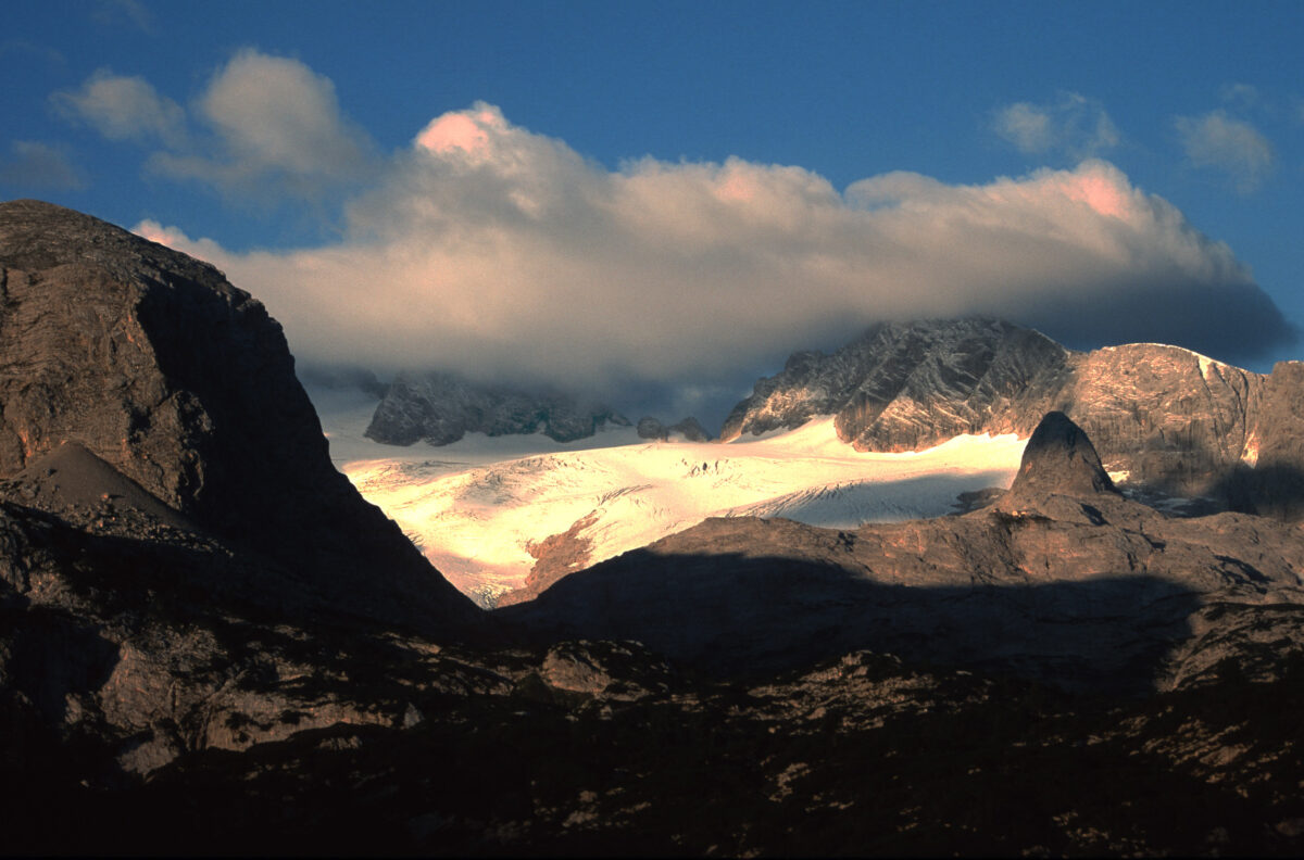 Blick auf den Hallstätter Gletscher, der größte Gletscher des Dachsteinmassivs, im Juli 1998