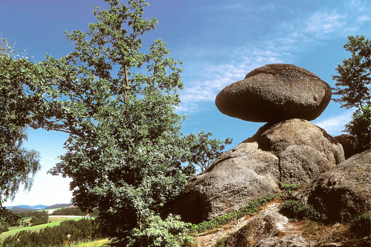 Große Granitblöcke übereinander gestapelt - typisch sind im Naturpark Mühlviertel